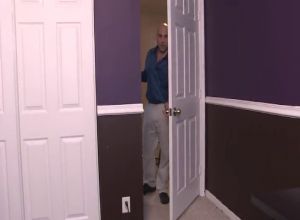 Отчим в спальне приёмной дочери занимается с ней сексом